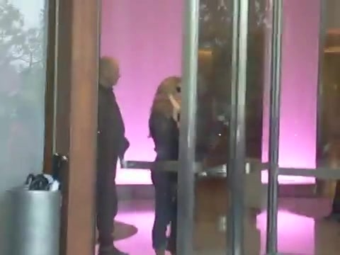 Demi Lovato en Argentina 28_4_12 Salida del Hotel Madero 0779