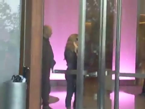 Demi Lovato en Argentina 28_4_12 Salida del Hotel Madero 0785