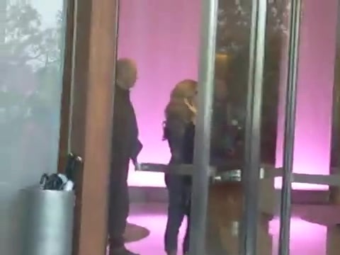 Demi Lovato en Argentina 28_4_12 Salida del Hotel Madero 0801