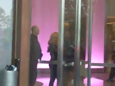 Demi Lovato en Argentina 28_4_12 Salida del Hotel Madero 0852