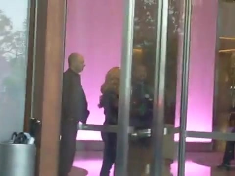 Demi Lovato en Argentina 28_4_12 Salida del Hotel Madero 0871