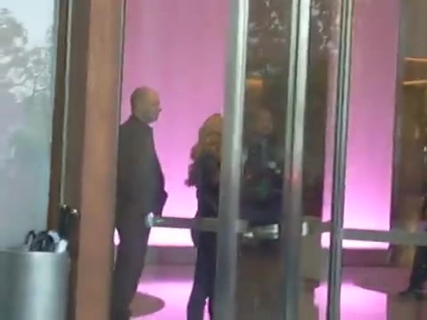 Demi Lovato en Argentina 28_4_12 Salida del Hotel Madero 0883