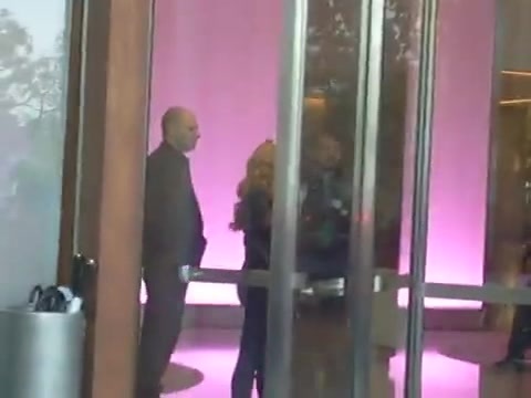 Demi Lovato en Argentina 28_4_12 Salida del Hotel Madero 0886