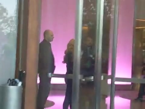 Demi Lovato en Argentina 28_4_12 Salida del Hotel Madero 0892