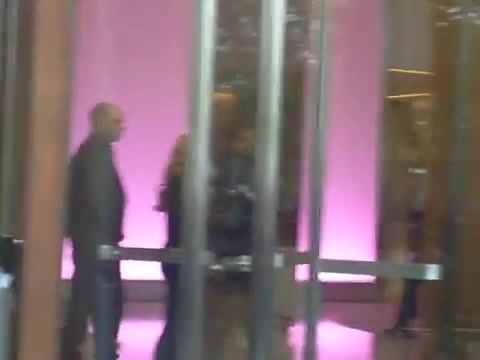 Demi Lovato en Argentina 28_4_12 Salida del Hotel Madero 0911