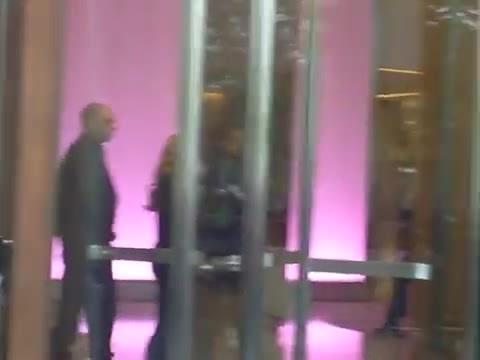 Demi Lovato en Argentina 28_4_12 Salida del Hotel Madero 0915