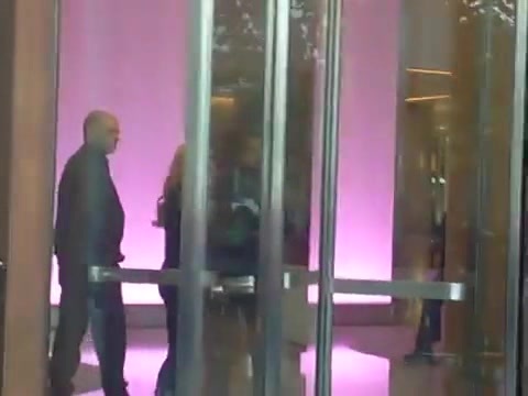 Demi Lovato en Argentina 28_4_12 Salida del Hotel Madero 0921