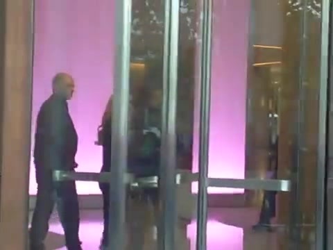 Demi Lovato en Argentina 28_4_12 Salida del Hotel Madero 0928