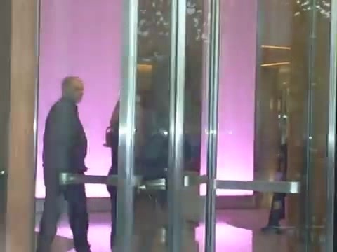 Demi Lovato en Argentina 28_4_12 Salida del Hotel Madero 0936