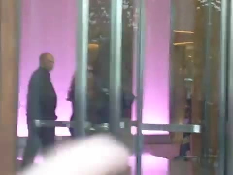 Demi Lovato en Argentina 28_4_12 Salida del Hotel Madero 0948