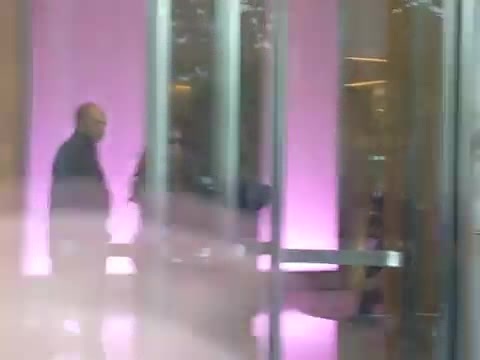 Demi Lovato en Argentina 28_4_12 Salida del Hotel Madero 0955