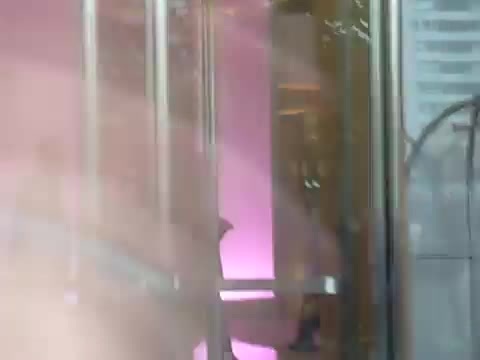 Demi Lovato en Argentina 28_4_12 Salida del Hotel Madero 1001