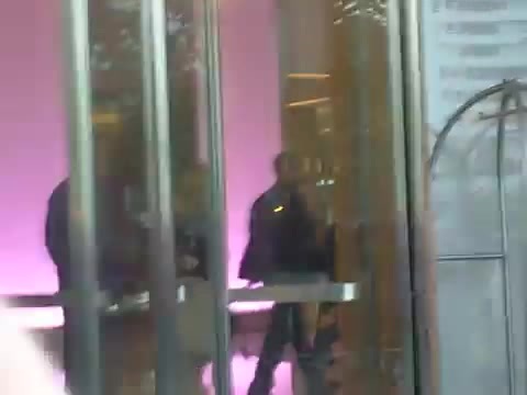 Demi Lovato en Argentina 28_4_12 Salida del Hotel Madero 1090 - Demi en Argentina Salida Del Hotel Madero Part oo2