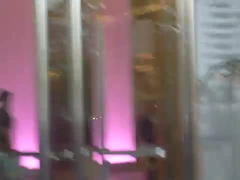 Demi Lovato en Argentina 28_4_12 Salida del Hotel Madero 1366 - Demi en Argentina Salida Del Hotel Madero Part oo2