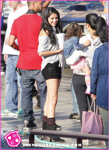 Selena-Gomez-Visits-Justin-Bieber-Boyfriend-Music-Video-Set