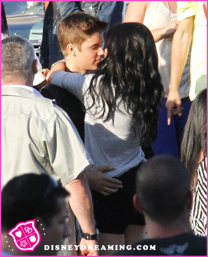 Selena-Gomez-Visits-Justin-Bieber-Music-Video-Set-Kissing