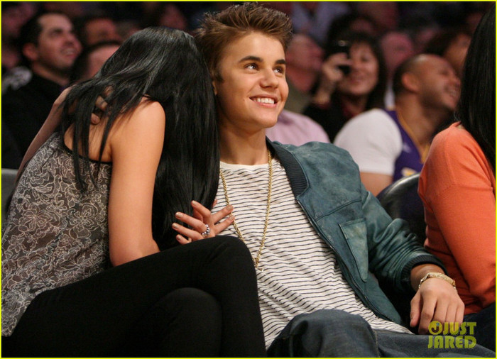 justin-bieber-selena-gomez-lakers-game-kiss-04 - Jelena Kissy Couple At Lakers Game---April 2012