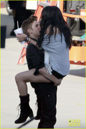 justin-bieber-selena-gomez-boyfriend-set-04 - Jelena BoyFriend Set Snuggles---April 2012