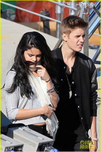 justin-bieber-selena-gomez-boyfriend-set-06 - Jelena BoyFriend Set Snuggles---April 2012