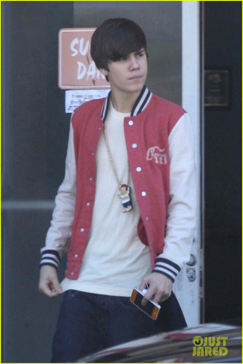 justin-bieber-selena-gomez-saturday-night-date-03 - Jelena Saturday Time---February 2012