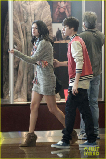 justin-bieber-selena-gomez-saturday-night-date-15 - Jelena Saturday Time---February 2012