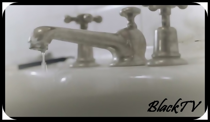 . . . [Robinetul incepu singur sa curga.]