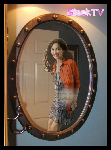 . . . [fata ce aparu dupa plecarea lui in oglinda]