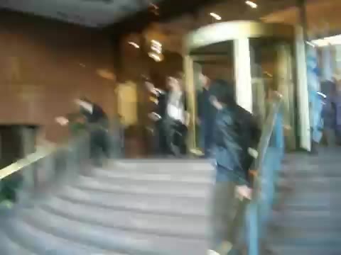 Demi Lovato Saludando en el hotel Radisson Uruguay 29_04_12 0001