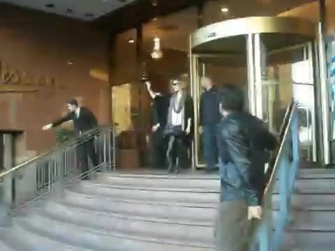 Demi Lovato Saludando en el hotel Radisson Uruguay 29_04_12 0007