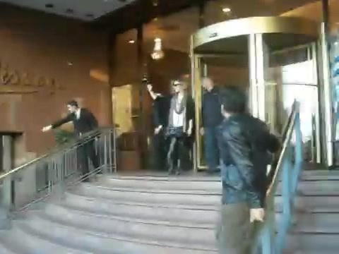 Demi Lovato Saludando en el hotel Radisson Uruguay 29_04_12 0010