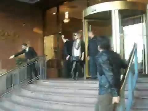 Demi Lovato Saludando en el hotel Radisson Uruguay 29_04_12 0011