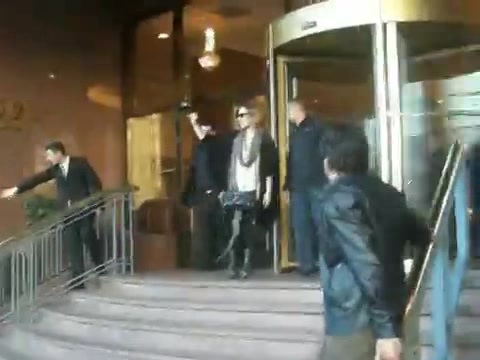 Demi Lovato Saludando en el hotel Radisson Uruguay 29_04_12 0015