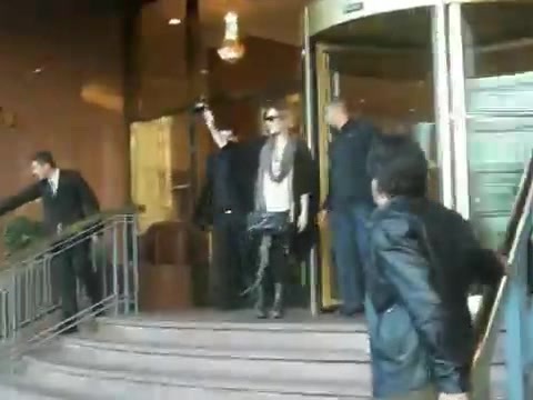 Demi Lovato Saludando en el hotel Radisson Uruguay 29_04_12 0019 - Demi Saludando en el hotel Radisson Uruguay