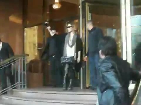 Demi Lovato Saludando en el hotel Radisson Uruguay 29_04_12 0025