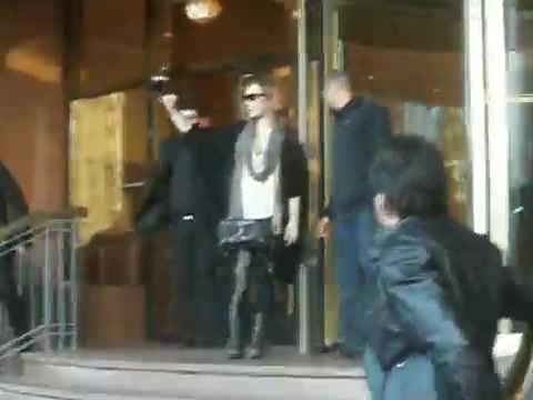 Demi Lovato Saludando en el hotel Radisson Uruguay 29_04_12 0028