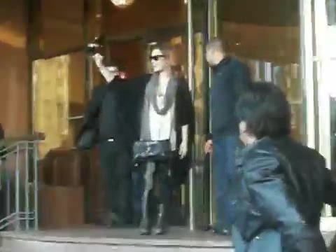 Demi Lovato Saludando en el hotel Radisson Uruguay 29_04_12 0031
