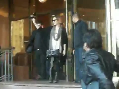 Demi Lovato Saludando en el hotel Radisson Uruguay 29_04_12 0033