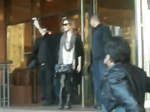 Demi Lovato Saludando en el hotel Radisson Uruguay 29_04_12 0037