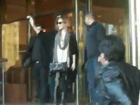 Demi Lovato Saludando en el hotel Radisson Uruguay 29_04_12 0038 - Demi Saludando en el hotel Radisson Uruguay
