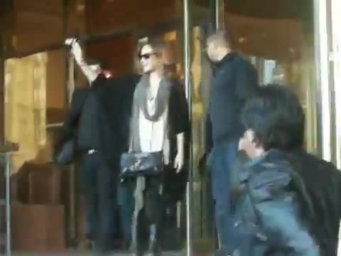 Demi Lovato Saludando en el hotel Radisson Uruguay 29_04_12 0038