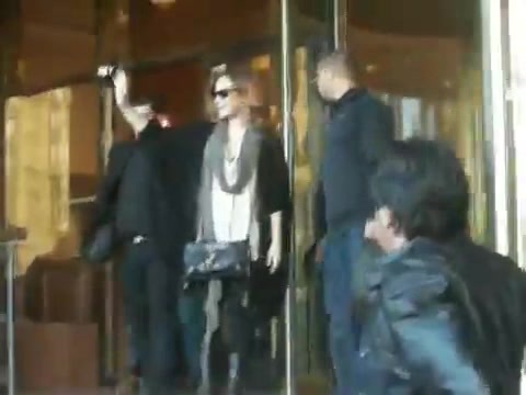 Demi Lovato Saludando en el hotel Radisson Uruguay 29_04_12 0039