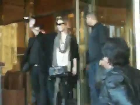 Demi Lovato Saludando en el hotel Radisson Uruguay 29_04_12 0041