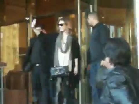 Demi Lovato Saludando en el hotel Radisson Uruguay 29_04_12 0043