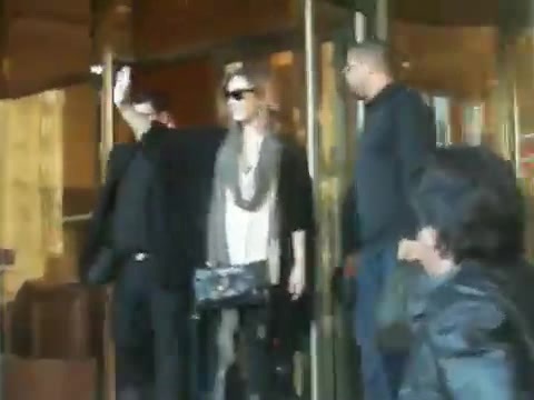 Demi Lovato Saludando en el hotel Radisson Uruguay 29_04_12 0044