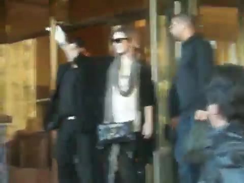 Demi Lovato Saludando en el hotel Radisson Uruguay 29_04_12 0047 - Demi Saludando en el hotel Radisson Uruguay