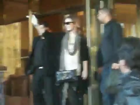 Demi Lovato Saludando en el hotel Radisson Uruguay 29_04_12 0047