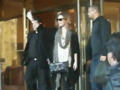 Demi Lovato Saludando en el hotel Radisson Uruguay 29_04_12 0051 - Demi Saludando en el hotel Radisson Uruguay