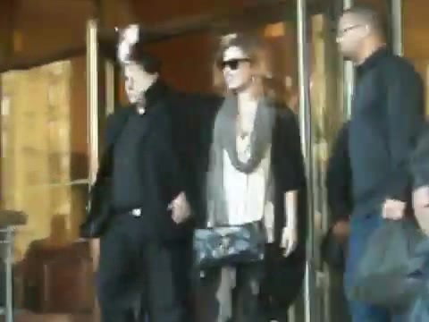 Demi Lovato Saludando en el hotel Radisson Uruguay 29_04_12 0054 - Demi Saludando en el hotel Radisson Uruguay