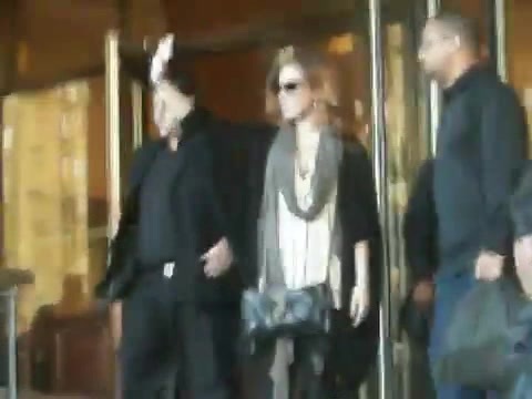 Demi Lovato Saludando en el hotel Radisson Uruguay 29_04_12 0056 - Demi Saludando en el hotel Radisson Uruguay