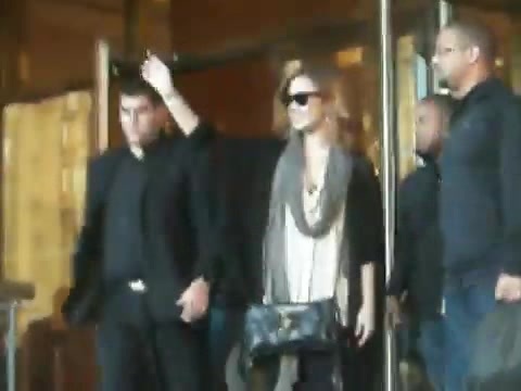 Demi Lovato Saludando en el hotel Radisson Uruguay 29_04_12 0072 - Demi Saludando en el hotel Radisson Uruguay